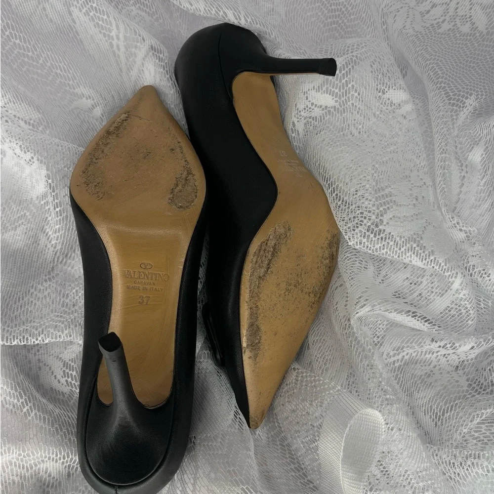 Valentino Used Vlogo Black Leather Pumps w/ Pointed Toe size 37 - Picture 4 of 6